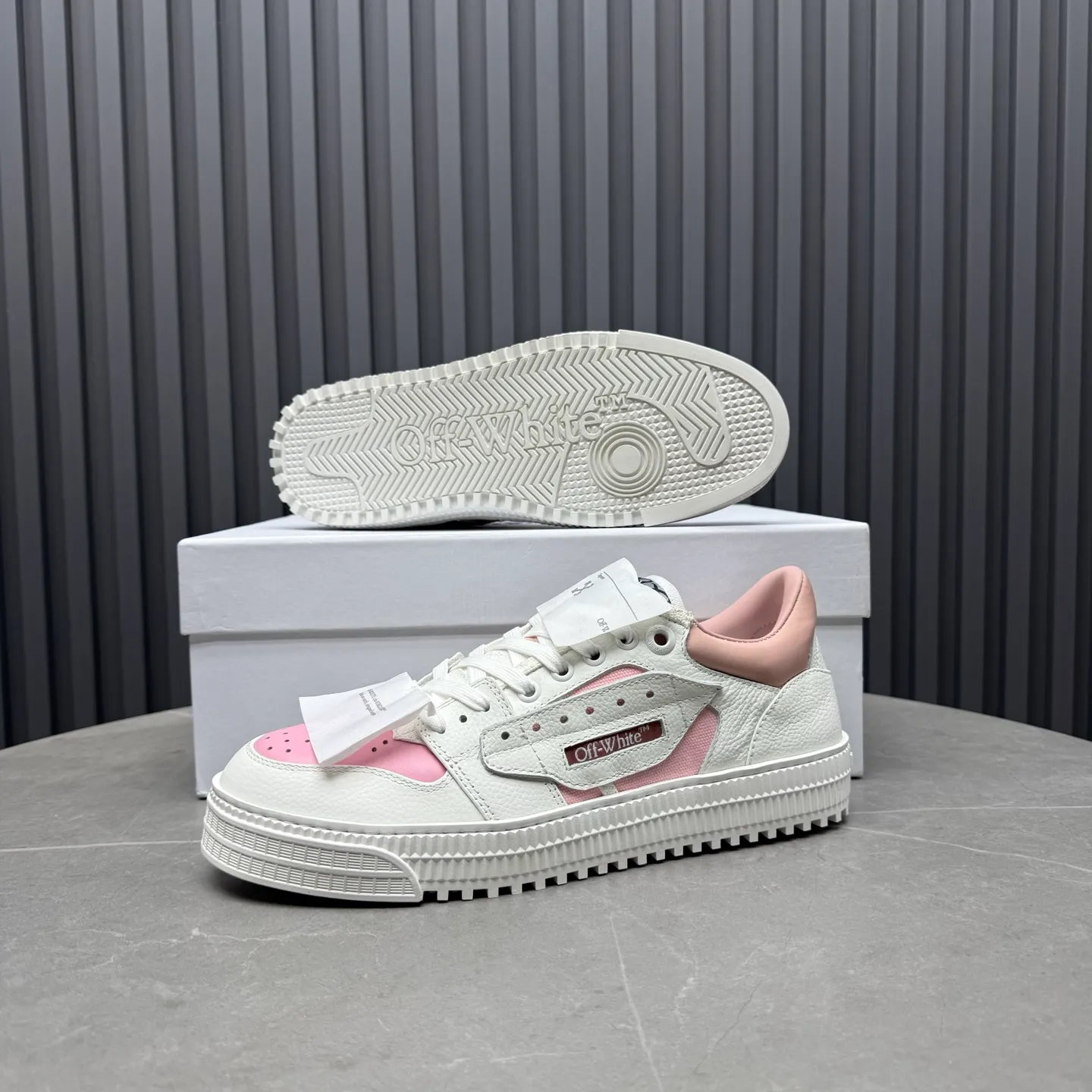 【OFF WHITE】P: 680💰Couple model👫, Size: Female 35-40. Male 39-44 (customized at 45.46) High-quality version👊 "Out of office" series original molding, original lasting, production process 1:1 original ➰OFF GRAY WHITE OW ➰ First layer of cowhide, imported skin-friendly and environmentally friendly polyester mesh, original molding, high elasticity and environmentally friendly molding pad Made with the original lasting process. The original molded rubber outsole (never yellows and deforms) has a super correct shape, bright color and strong three-dimensional effect👍. Packaging💯Full set of packaging synchronized with the official website (branded paper, certificate of quality, branded cloth bag)